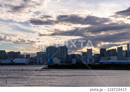 《東京都》東京ベイエリアの日没 128728415