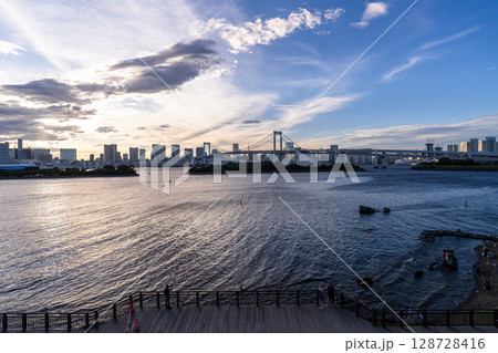 《東京都》東京ベイエリアの日没 128728416
