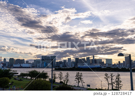 《東京都》東京ベイエリアの日没 《東京都》東京ベイエリアの日没 128728417
