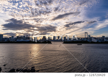 《東京都》東京ベイエリアの日没 128728420