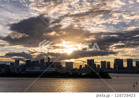《東京都》東京ベイエリアの日没 128728423