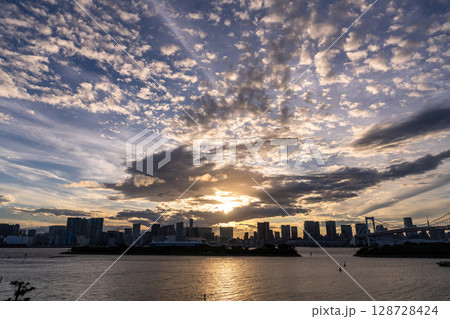 《東京都》東京ベイエリアの日没 128728424