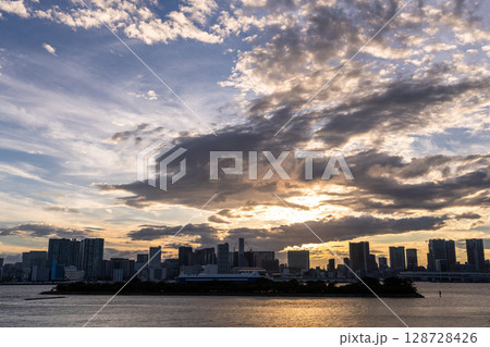 《東京都》東京ベイエリアの日没 《東京都》東京ベイエリアの日没 128728426