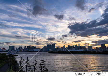 《東京都》東京ベイエリアの日没 《東京都》東京ベイエリアの日没 128728432