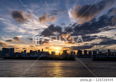 《東京都》東京ベイエリアの日没 《東京都》東京ベイエリアの日没 128728434