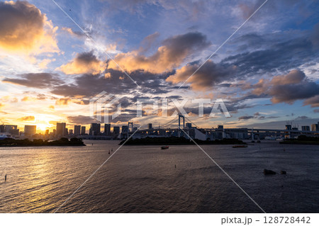 《東京都》東京ベイエリアの日没 128728442