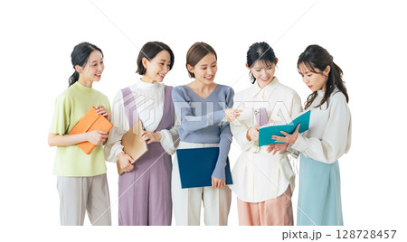 会議するミドル女性のグループ　手作業で精密に切り抜いた背景透過写真PNG 128728457