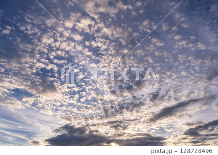 夕暮れの空 128728496
