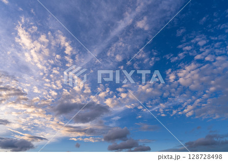 夕暮れの空 128728498