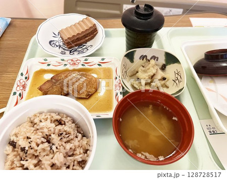 入院食・病院食:赤飯と鯛の煮付け 入院食・病院食:赤飯と鯛の煮付け 128728517