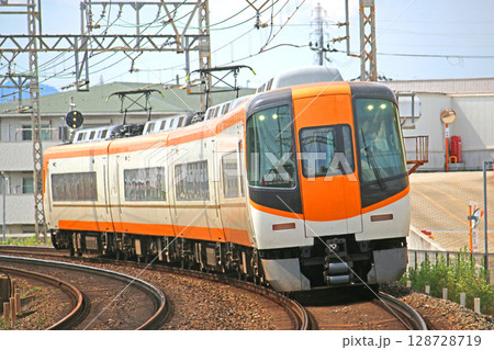 近鉄京都線を走行する車両 128728719