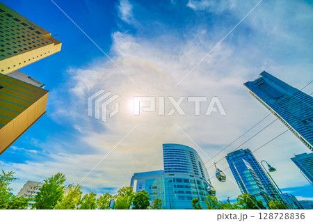 日本の東京都市景観珍景ハロ出現！。 桜木町駅前の横浜ランドマークタワーなどビル群を望む 128728836