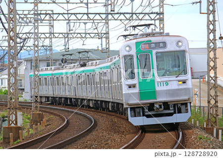 近鉄京都線を走行する車両 128728920