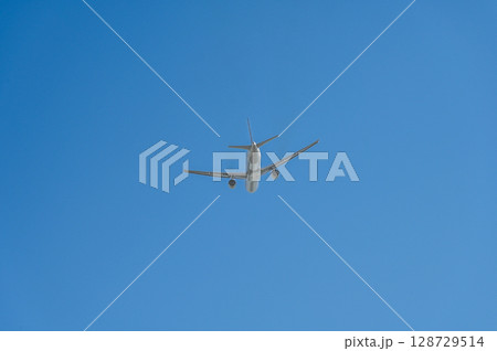 離陸する飛行機 離陸する飛行機 128729514