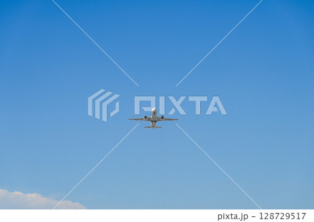 離陸する飛行機 離陸する飛行機 128729517