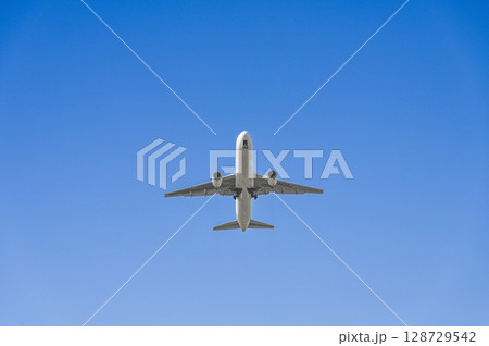 離陸する飛行機 離陸する飛行機 128729542