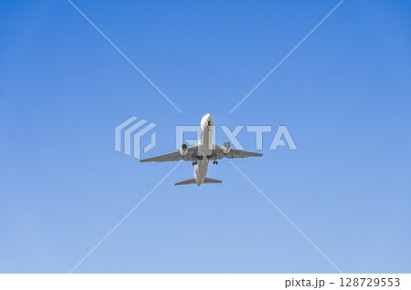 離陸する飛行機 128729553
