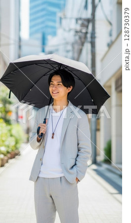 日傘をさす男性のポートレート 日傘をさす男性のポートレート 128730379