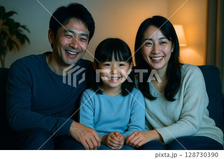楽しくテレビを観る家族 - 団欒風景 楽しくテレビを観る家族 - 団欒風景 128730390