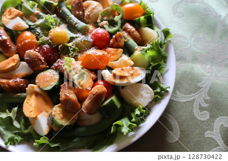夏野菜のごちそうサラダ 128730422