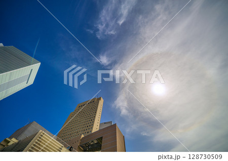 日本の横浜都市景観ハロ出現！横浜市役所や横浜桜木町ワシントンホテル、富士ソフト,などを望む 128730509