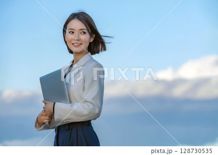 ノートパソコンを持った女性 Generative AI 128730535