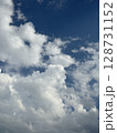 夏の青空と白い雲 128731152