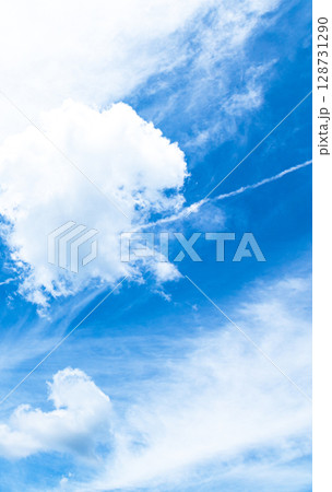 青空が広がる爽快な夏空とひこうき雲 128731290