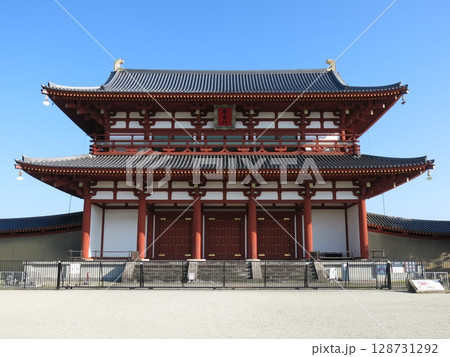 奈良市の平城宮跡にある朱雀門 128731292