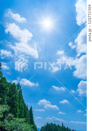 夏空と灼熱のギラギラ太陽 128731304