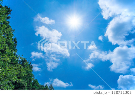 夏空と灼熱のギラギラ太陽 128731305