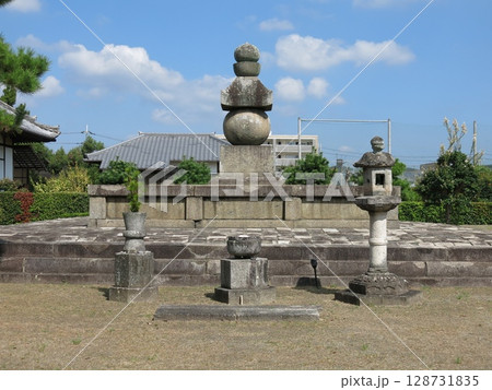 奈良市の西大寺奥の院(法界躰性院)にある叡尊(興正菩薩)の墓(五輪塔) 奈良市の西大寺奥の院(法界躰性院)にある叡尊(興正菩薩)の墓(五輪塔) 128731835