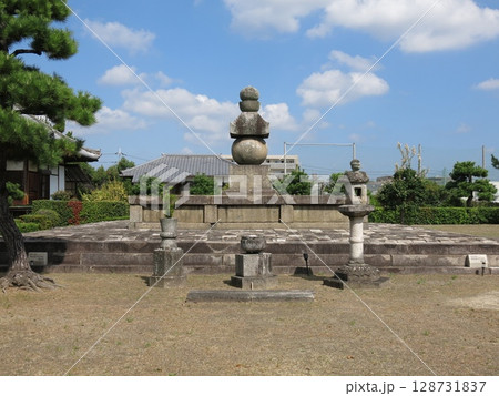 奈良市の西大寺奥の院（法界躰性院）にある叡尊（興正菩薩）の墓（五輪塔） 128731837