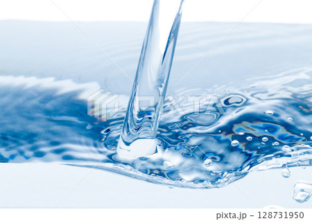 青の背景に水槽に注ぐ水。 青の背景に水槽に注ぐ水。 128731950