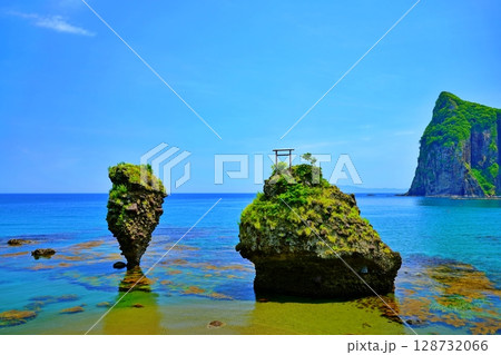 北海道余市町の景勝地　えびす岩と大黒岩 128732066