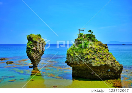 北海道余市町の景勝地 えびす岩と大黒岩 北海道余市町の景勝地 えびす岩と大黒岩 128732067