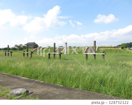 奈良市の平城宮跡にある第二次大極殿の基壇（左手奥に第一次大極殿） 128732122