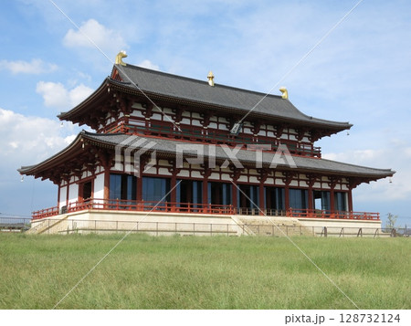奈良市の平城宮跡にある第一次大極殿 奈良市の平城宮跡にある第一次大極殿 128732124