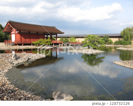 奈良市の平城宮跡にある東院庭園（中央建物・池・中島・平橋） 128732126