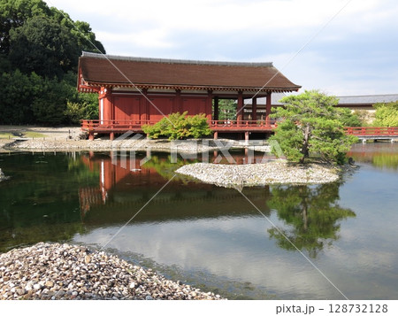 奈良市の平城宮跡にある東院庭園（中央建物・池・中島・曲水・平橋） 128732128