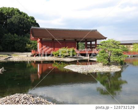 奈良市の平城宮跡にある東院庭園（中央建物・池・中島・曲水・平橋） 128732129