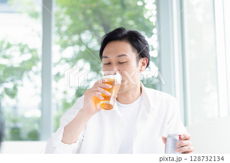 ビールを飲む男性 128732134