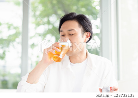 ビールを飲む男性 ビールを飲む男性 128732135
