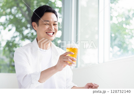 ビールを飲む男性 ビールを飲む男性 128732140