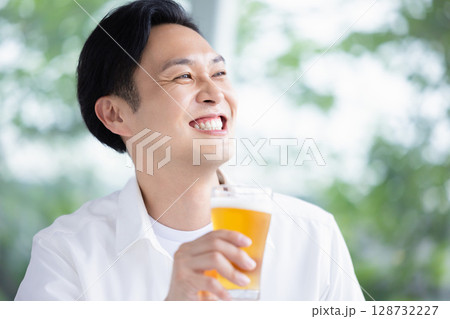 ビールを飲む男性 ビールを飲む男性 128732227