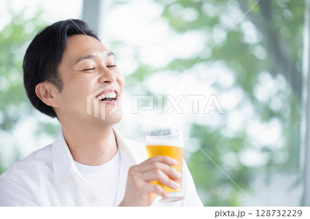 ビールを飲む男性 128732229