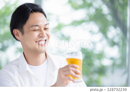 ビールを飲む男性 128732230
