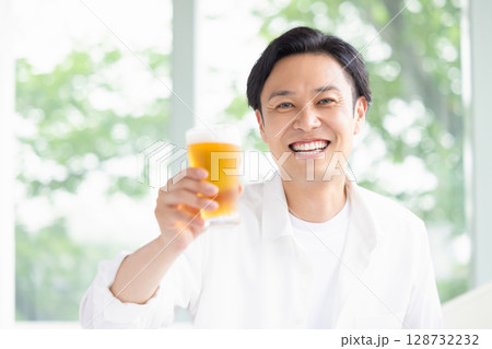 ビールを飲む男性 128732232