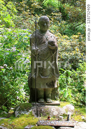岡寺のお地蔵様と紫陽花 岡寺のお地蔵様と紫陽花 128732409