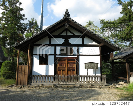 奈良市の法華寺にある浴室（からふろ） 128732447